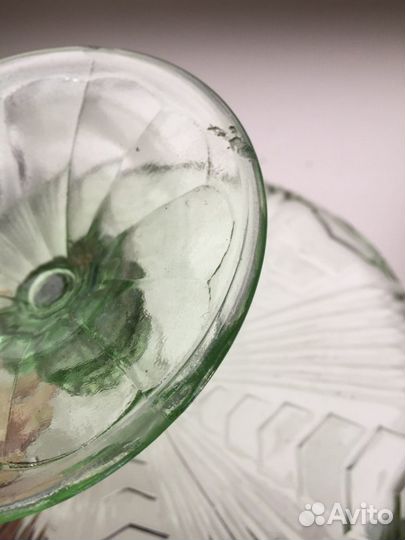 Две вазы для фруктов на ножке