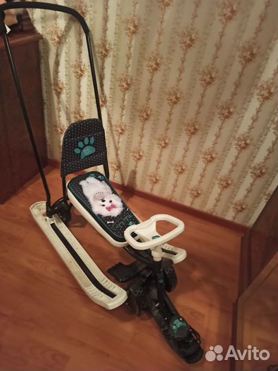 Детский снегокат с ручкой и колесами