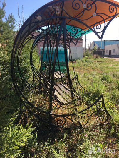 Качели с крышей