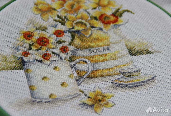 Вышитая картина Нарциссы в вазе