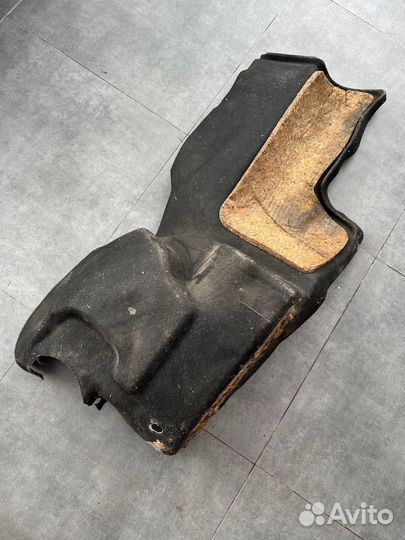 Обшивка багажника правая audi a6/100 c4