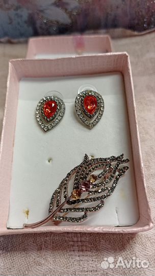 Серьги гвоздики и брошь со стразами