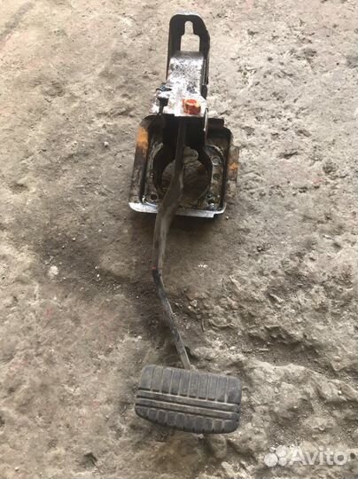 Педаль тормоза Mitsubishi Pajero Sport 2