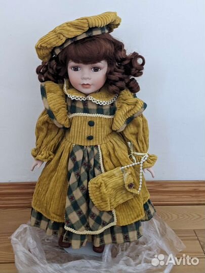 Кукла фарфоровая коллекционная