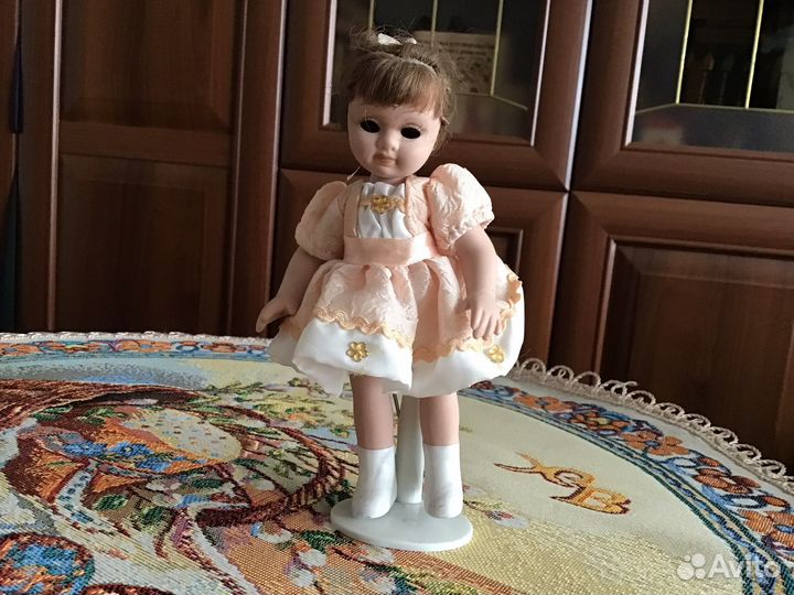 Кукла фарфоровая