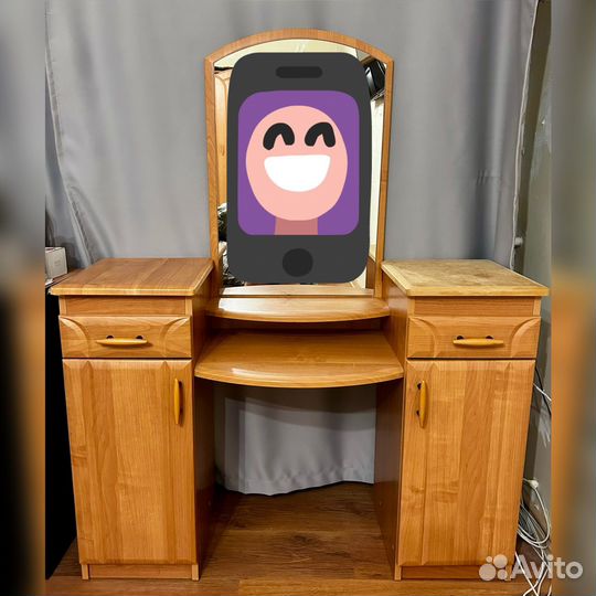 Туалетный столик с зеркалом