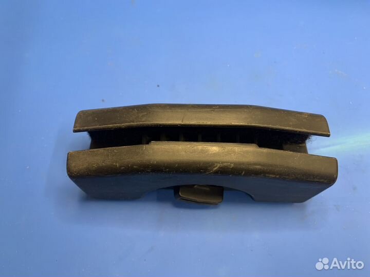 Кронштейн крепления аварийного знака Ауди100/A6/A4