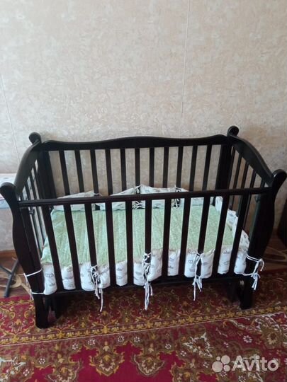 Детская кроватка с маятником