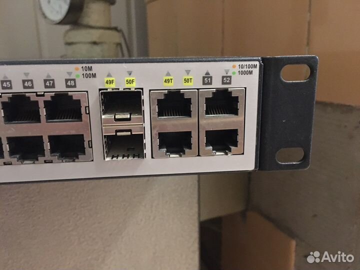 52 порта D-link DES 1210-52 (switch)