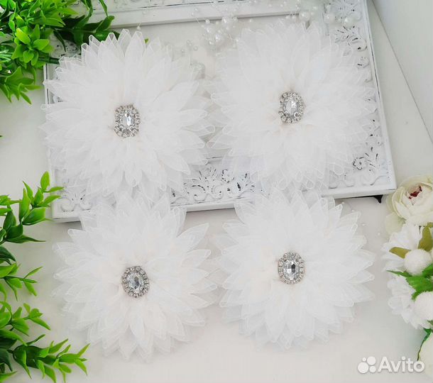 Школьные белые бантики