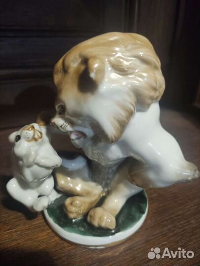 Фарфоровая статуэтка 