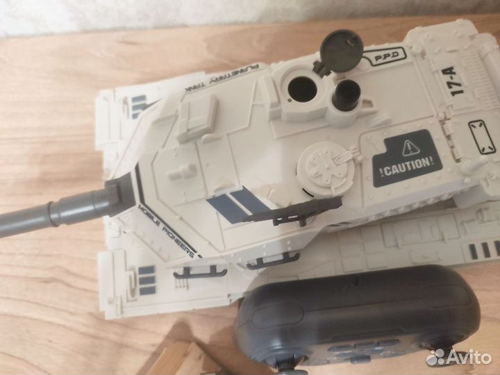 Танк на радиоуправлении стреляющий