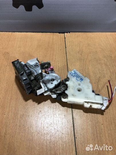 Замок задний правый Nissan Almera N15