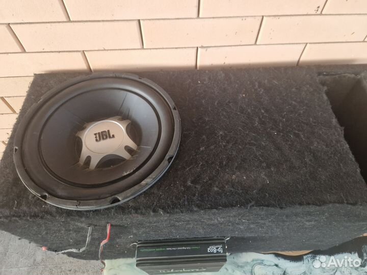 Сабвуфер и усилитель в машину