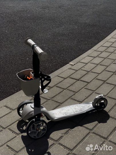 Самокат детский трехколесный с корзинкой серый