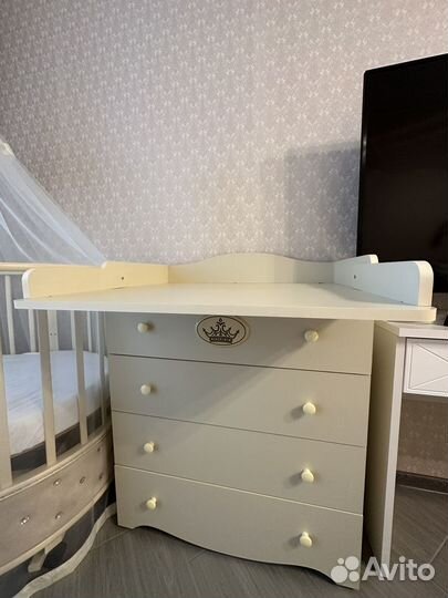 Детская кроватка и комод