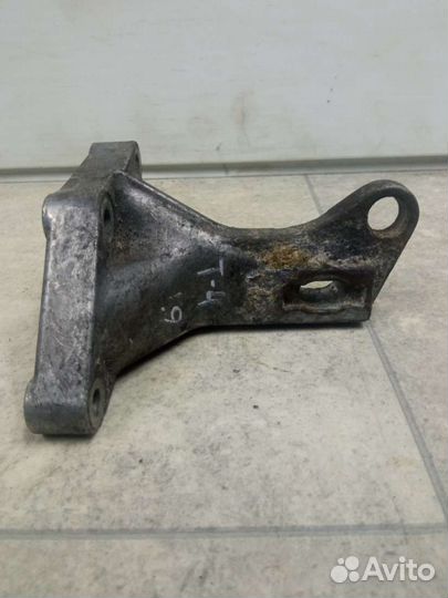 Кронштейн кпп Volkswagen Passat B4 357199353A