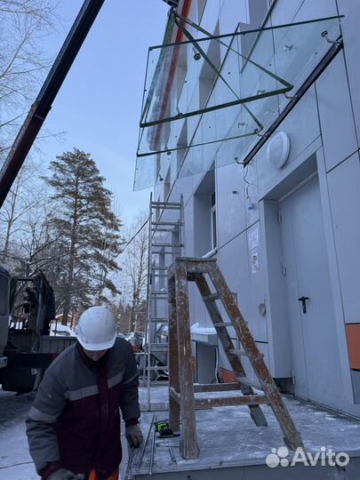 Изготовление и монтаж стеклянных козырьков