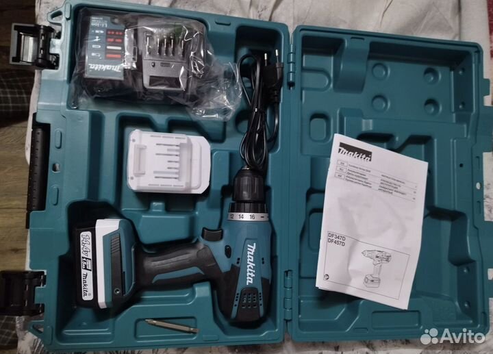 Аккумуляторная дрель-шуруповерт Makita DF347DWE