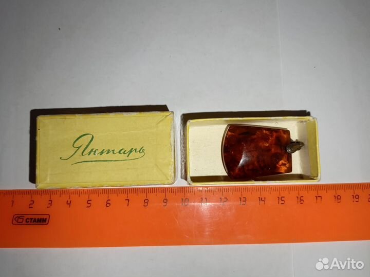 Янтарная брошь. Кулон. СССР