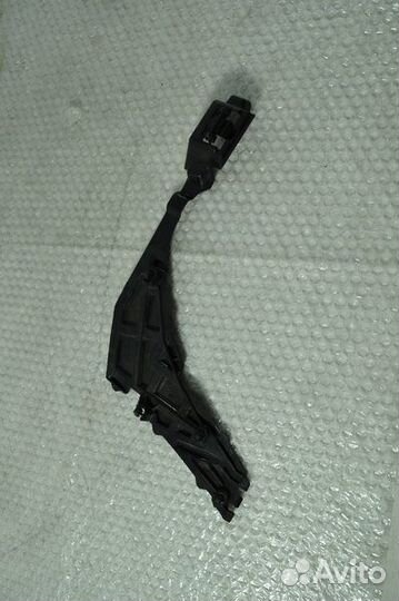 Кронштейн молдинга правый mercedes A2906981700 Б/У