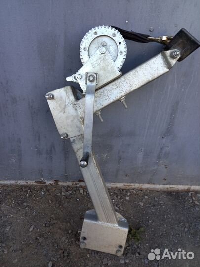 Кронштейн лебедки с лебедкой и носовым упором