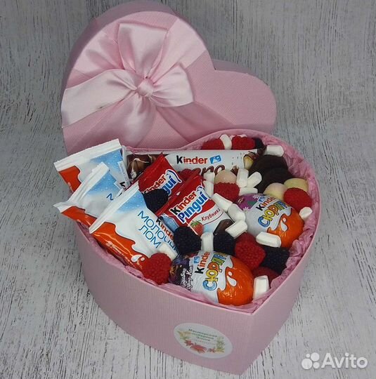 Сладкий подарок девушке. Букет из конфет Киндер