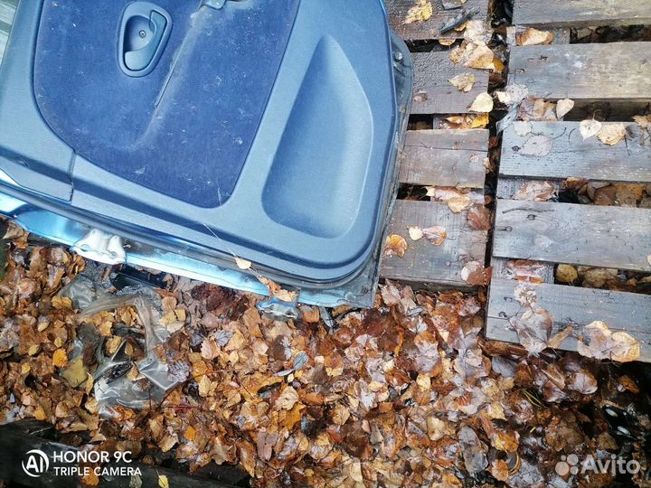 Дверь задняя правая mitsubishi carisma