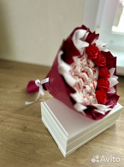 Съедобный Букет для дам из Raffaello и мыльных роз