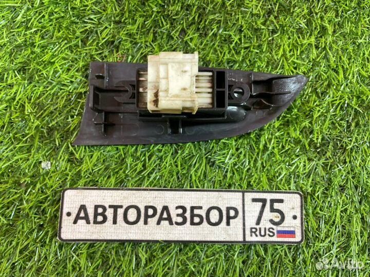 Кнопка стеклоподъемника задняя правая Nissan
