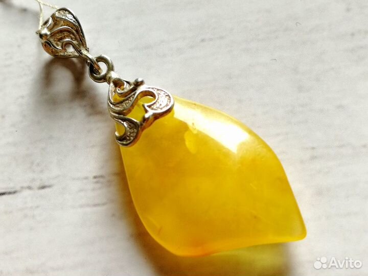 Новые Кулоны из цельного янтаря