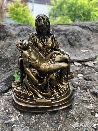 Скульптура Дева Мария с распятым Иисусом Христом