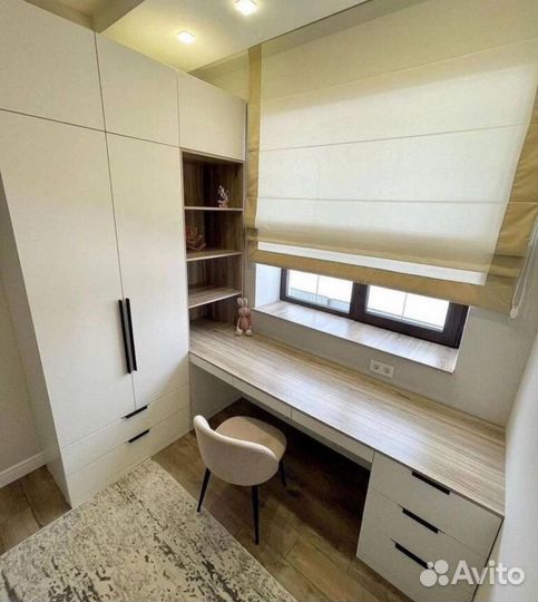 Стол у окна со шкафом