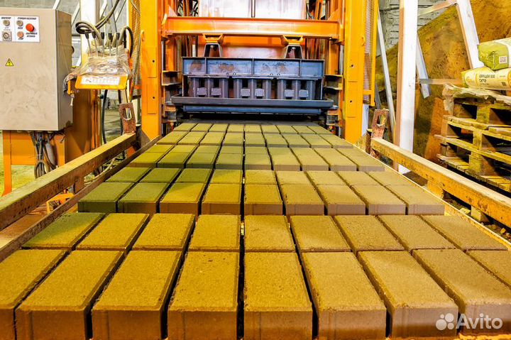 Рабочий на производство тротуарной плитки