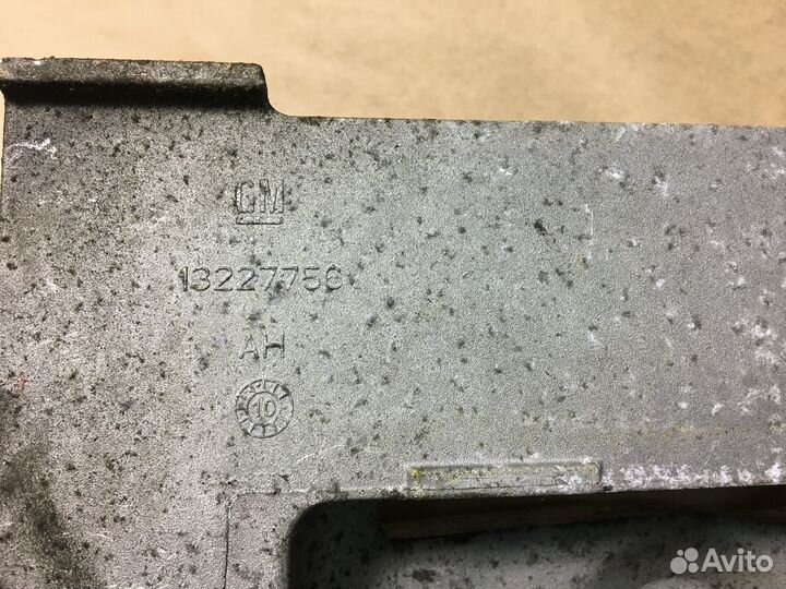 Кронштейн двигателя правый Cadillac SRX II 09-16