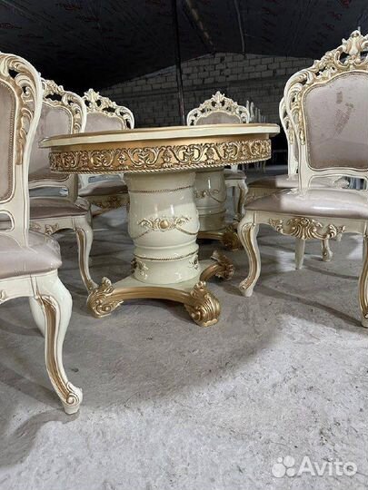 Стол и стулья