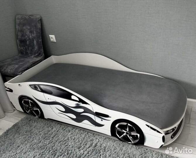 Детская кровать машинка с матрасом бу