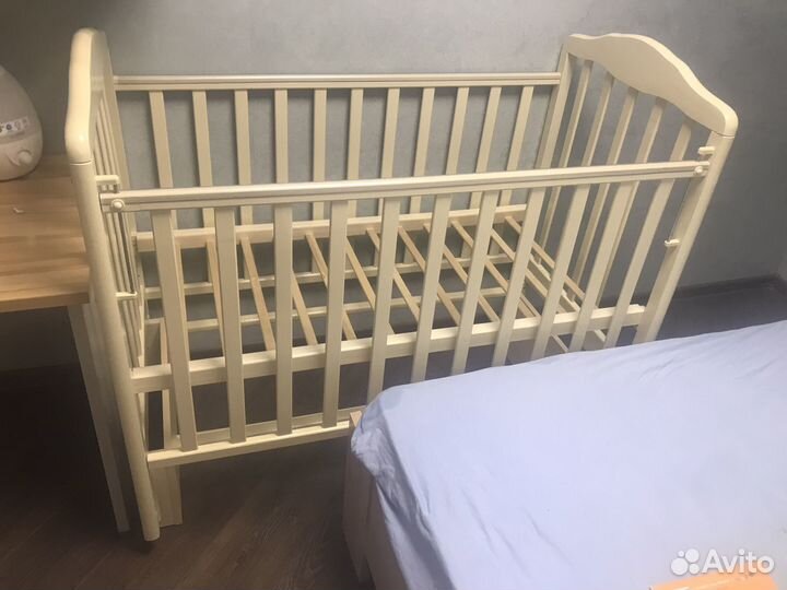 Детская кроватка с продольным маятником