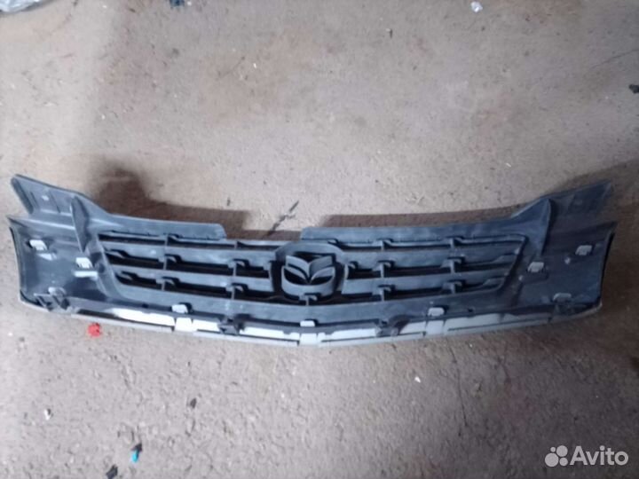 Решетка радиатора Mazda Demio DW3