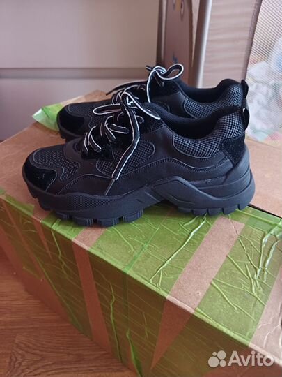 Кроссовки женские