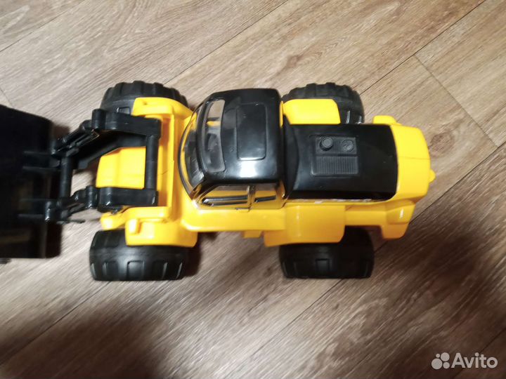 Детская игрушка трактор