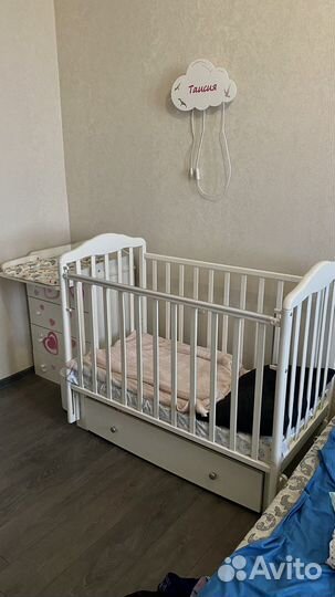Детская кроватка с маятником