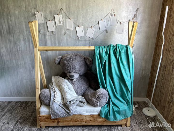 Кровать из дерева