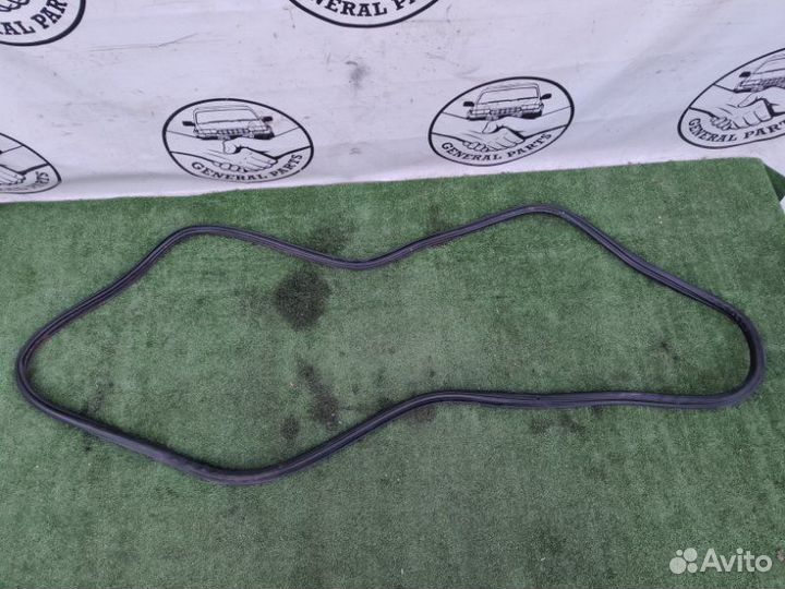 Уплотнительная резинка двери багажника Toyota Land