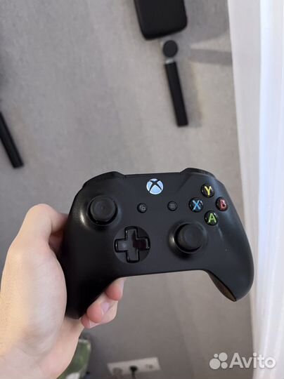 Xbox One X + 2 геймпада