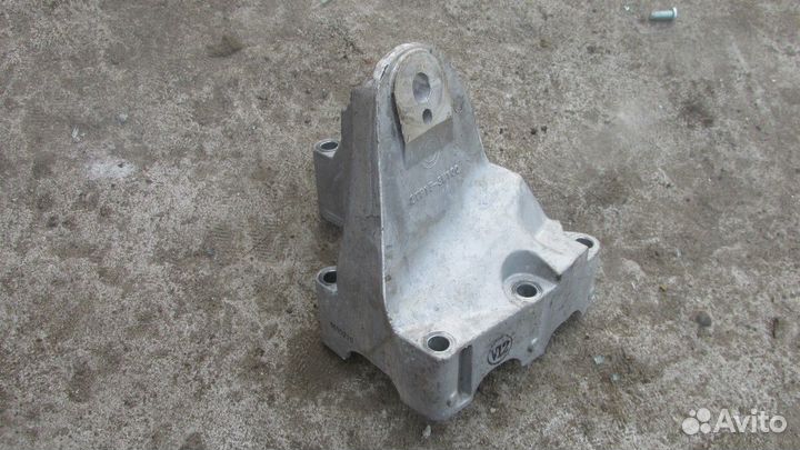 Кронштейн двигателя левый