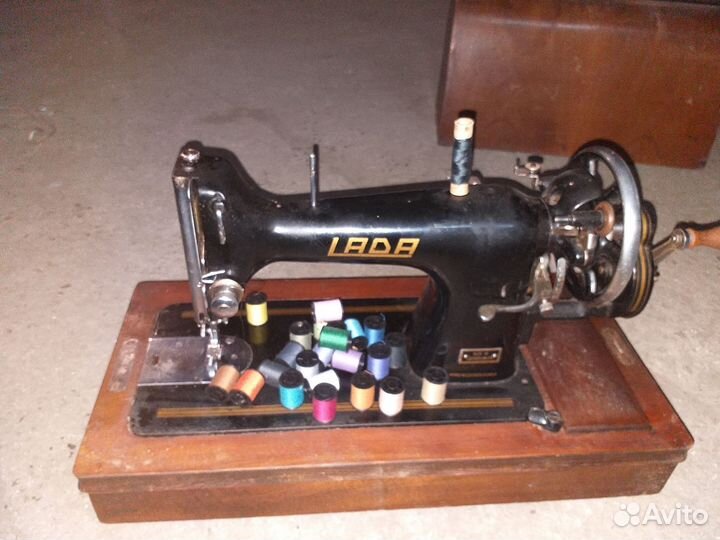 Швейная машина LADA