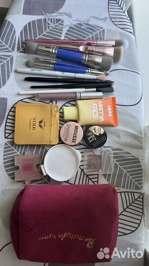 Набор косметики и кисти