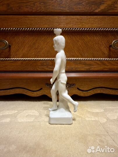 Статуэтка фарфор факелоносиц олимпиада в гдр 1972