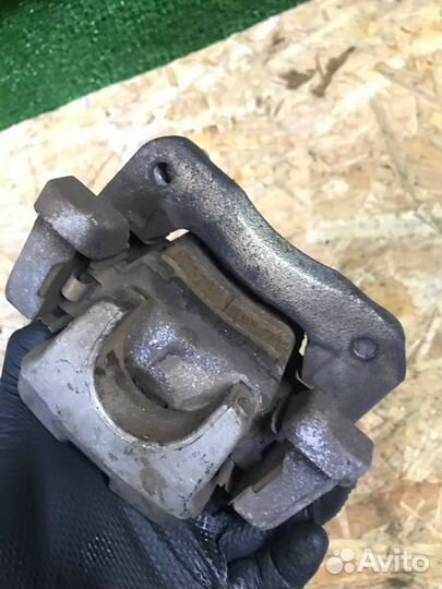 Суппорт задний левый Toyota Camry 50 2012